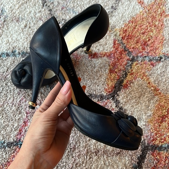 CHANEL Camellia D’Orsay Navy Leather Pumps - 36 - Picture 3 of 15